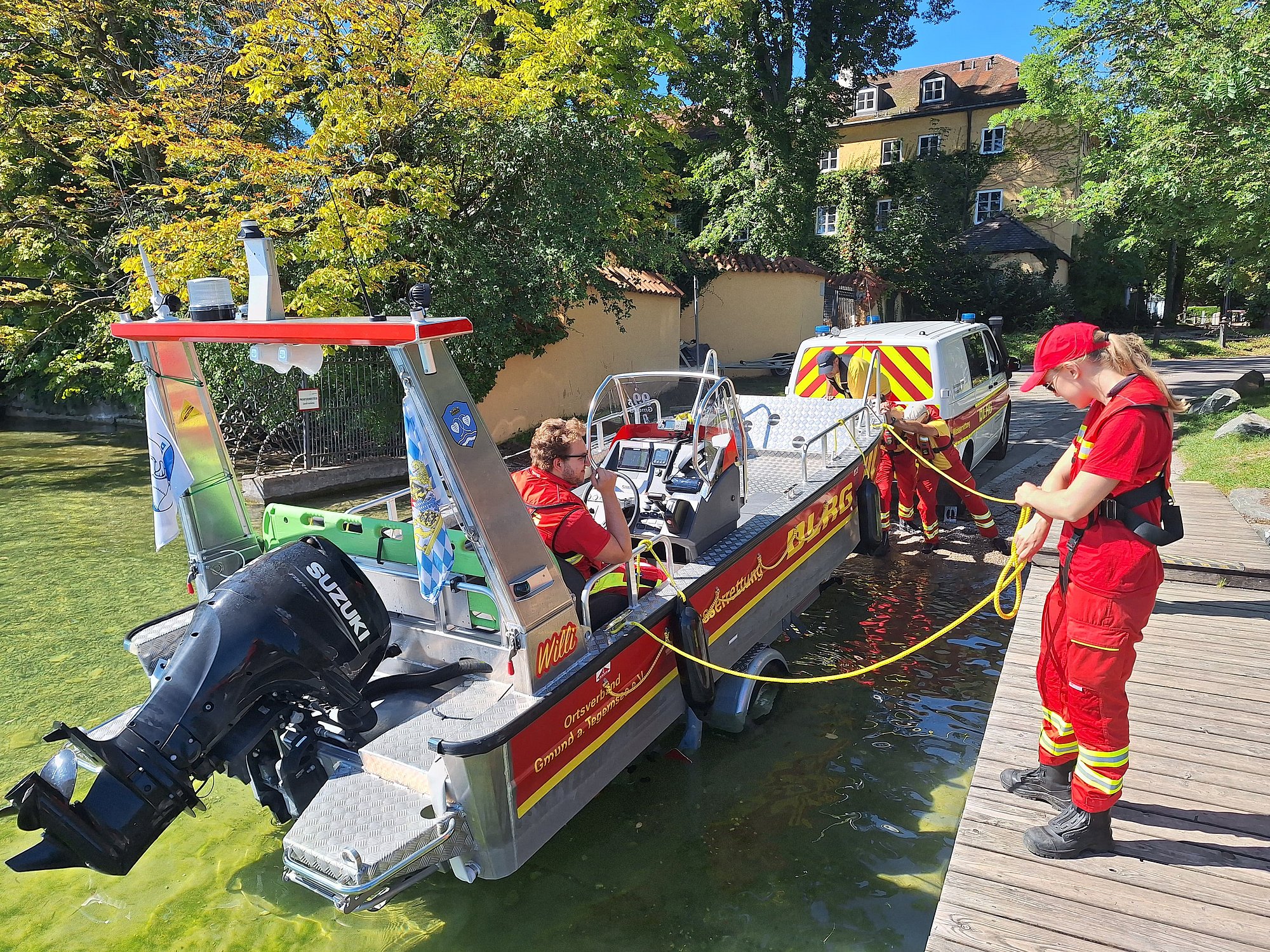 Auf dem Bild ist das Motorrettungsboot beim Slippen in einem Gewässer zu sehen.