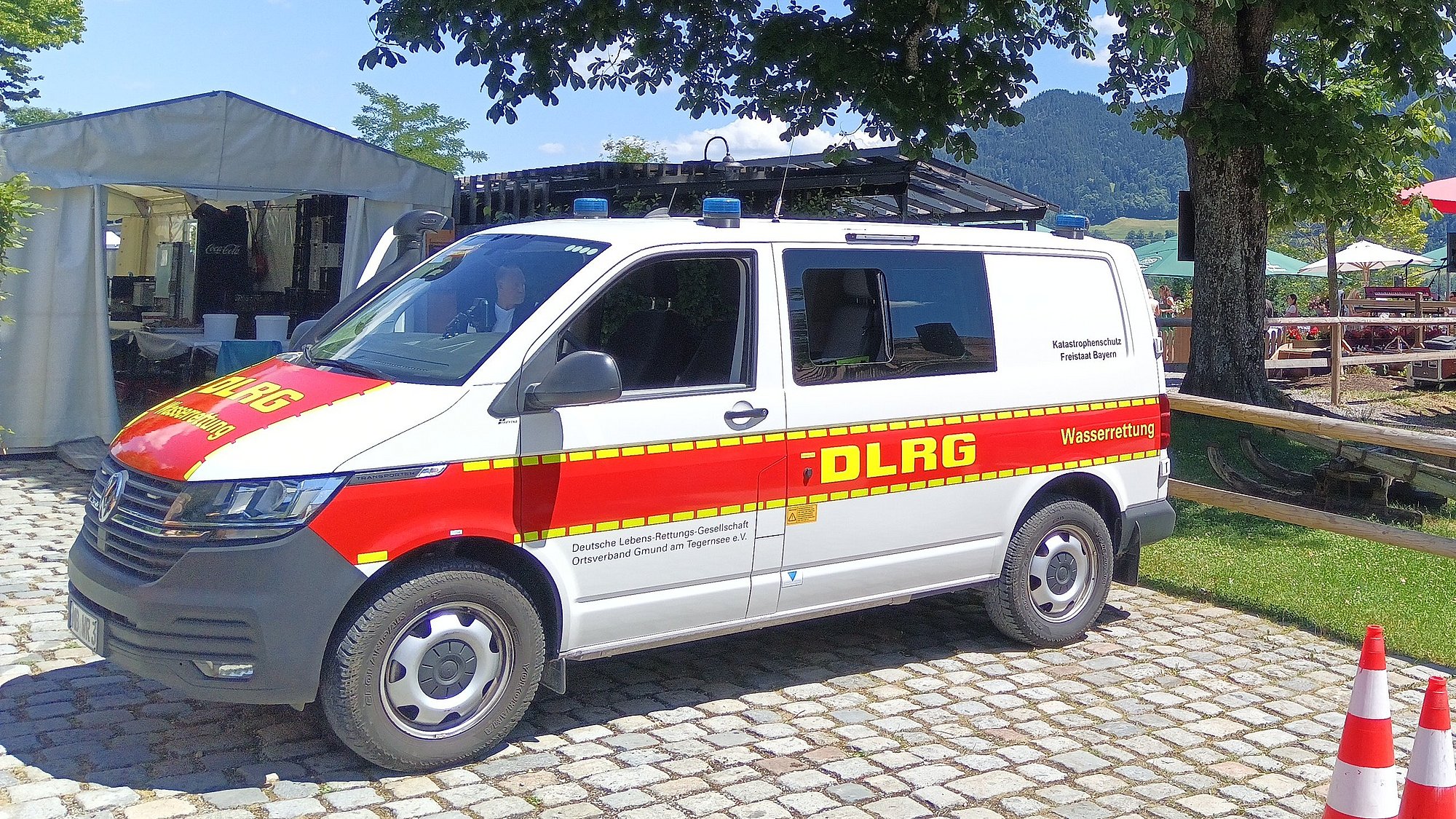 Auf dem Bild ist der KDOW auf einem Parkplatz vor einer Veranstaltung zu sehen.