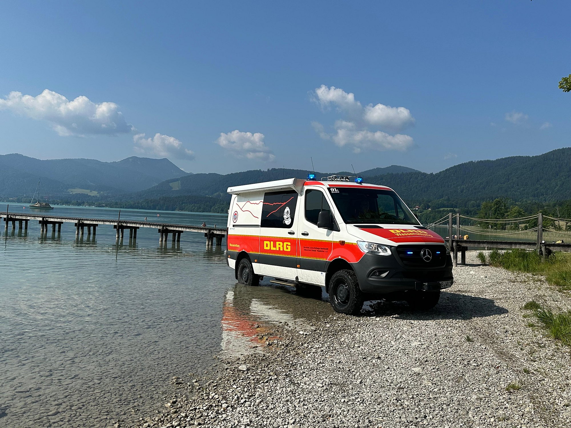 Gerätewagen Wasserrettung am Ufer mit Blaulicht