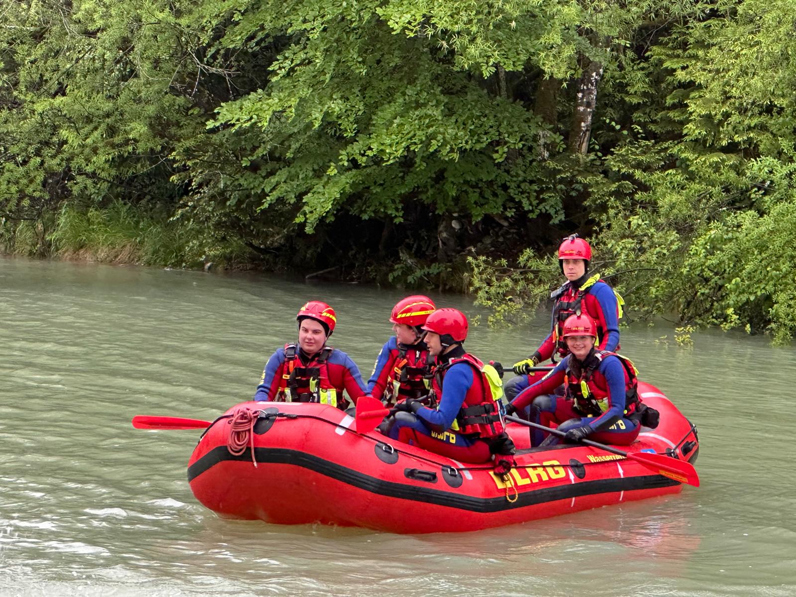 Auf dem Bild ist das Raft auf einem Gewässer mit Einsatzkräften zu sehen