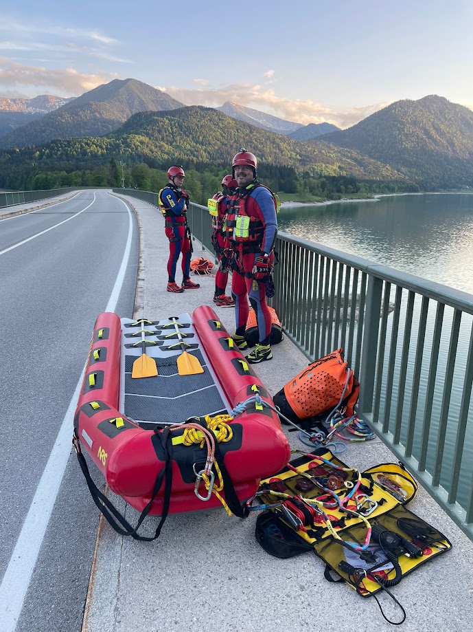 Ein Sled mit Seiltechnik und drei Wasserrettern auf einer Brücke Ein Sled mit Seiltechnik und drei Wasserrettern auf einer Brücke