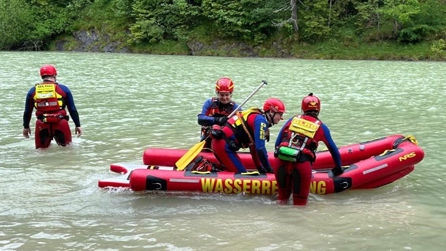 Auf dem Bild ist der Sled mit vier Strömungsrettern auf einem Gewässer zu sehen.