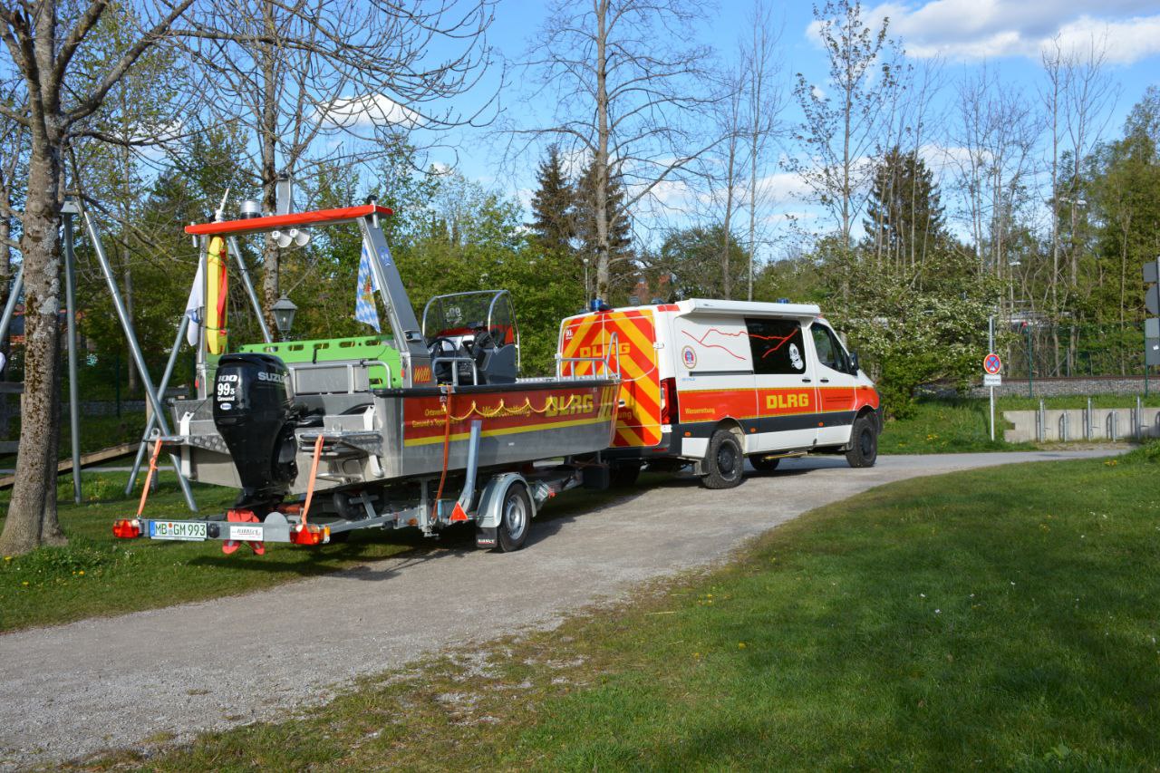 Auf dem Bild ist das Wassernotfahrzeug mit dem Funkrufnamen „PELIKAN Gmund 91/1“ und das mobile Motorrettungsboot „PELIKAN Gmund 99/3“ auf einem kleinen Weg zu sehen.